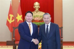 El secretario general del PCV, To Lam (derecha), recibe a Chey Tae-won, presidente del Grupo SK y también tiutlar de la KCCI. (Foto: VNA)