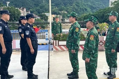 Los guardias fronterizos se reúnen en la línea de demarcación entre ambos países (Foto: qdnd.vn)