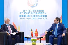 El primer ministro de Vietnam, Pham Minh Chinh (derecha), dialoga con su homólogo de Timor Leste, Xanana Gusmão (Foto: VNA)