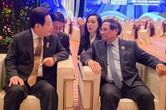 El primer ministro de Vietnam, Pham Minh Chinh (derecha), conversa con el presidente de Corea del Sur, Lee Jae Myung (Foto: Ministerio de Relaciones Exteriores de Vietnam)