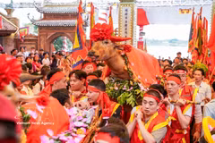 Una procesión en el Festival Tradicional de Bat Trang (Foto: VNA)