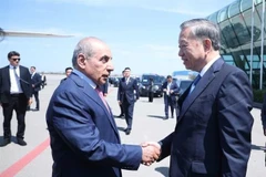 El primer viceprimer ministro de Azerbaiyán, Yagub Eyyubov (izq.), despide al secretario general del Partido Comunista de Vietnam, To Lam, en el Aeropuerto Internacional Heydar Aliyev en Bakú. (Foto: VNA)