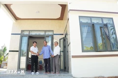 Una familia se muda a su nueva casa construida gracias al apoyo de financiación de benefactores. (Foto: VNA)