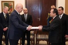 El embajador vietnamita en el Egipto, concurrente en el Líbano, Nguyen Huy Dung (derecha), presenta sus cartas credenciales al presidente libanés, Joseph Aoun (Foto: VNA)