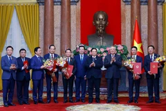 Presidente vietnamita entrega decisiones de nombramiento a nuevos vicepremieres y ministros 