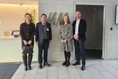 El embajador de Vietnam en Suecia, Tran Van Tuan (segundo desde la izquierda), se reúne con representantes de H&M. (Foto: moit.gov.vn)