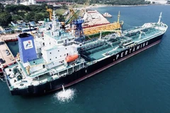 Un petrolero de PT Pertamina International Shipping (PIS) atracado en un puerto de Indonesia el 4 de julio de 2025. (Fuente: Tempo)