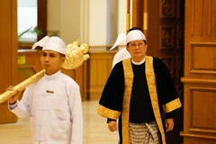 Aung Lin Dwe (derecha), presidente del Parlamento de Myanmar y titular de la Cámara de Nacionalidades (Amyotha Hluttaw), se retira tras la segunda jornada de la primera sesión ordinaria del máximo órgano legislativo en Naypyidaw, el 2 de abril de 2026. (Foto: Xinhua)