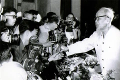 El Presidente Ho Chi Minh se reúne con los reporteros nacionales y extranjeros en Hanoi en 1968 (Foto: VNA)