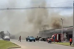 El humo se eleva desde una gasolinera en la provincia de Sisaket tras el impacto de un misil lanzado desde Camboya. (Foto: GETTY)