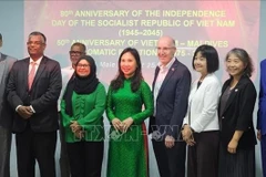 Delegados participantes en la ceremonia conmemorativa por el 80.º aniversario del Día Nacional de Vietnam y el 50.º aniversario del establecimiento de relaciones diplomáticas Vietnam-Maldivas (Foto: VNA)