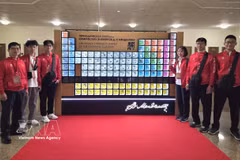 La delegación vietnamita posa para una foto junto a la tabla periódica de Mendeleev antes de la ceremonia de inauguración. (Foto: VNA)
