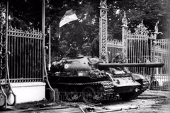 Un tanque del Ejército vietnamita avanza al Palacio de la Independencia, el 30 de abril de 1975 (Foto: VNA)