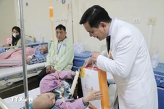 Un dirigente del Hospital K regala obsequios a los pacientes (Foto: VNA)
