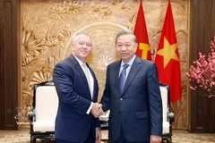 El secretario general del Partido Comunista de Vietnam, To Lam (derecha), recibe al secretario de Estado adjunto para Asuntos de Asia Oriental y el Pacífico de Estados Unidos, Michael DeSombre (Foto: VNA)