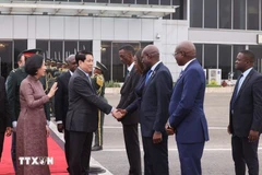 Acto de despedida al presidente de Vietnam, Luong Cuong, y su esposa en el Aeropuerto Internacional Quatro de Fevereiro, en Luanda (Foto: VNA)