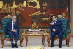 El primer ministro de Vietnam, Pham Minh Chinh, dialoga con el ministro de Estado y de Asuntos Exteriores de Portugal, Paulo Rangel. (Foto: VNA)