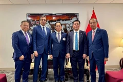 El viceprimer ministro vietnamita Bui Thanh Son, se reúne con Raj Subramaniam, presidente y director ejecutivo del grupo estadounidense FedEx (Foto: baoquocte.vn)