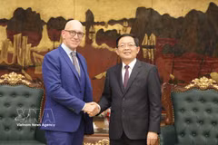 El viceprimer ministro vietnamita Ho Quoc Dung (derecha) recibe a Gianluca Pettiti, presidente y director de operaciones de Thermo Fisher Scientific. (Foto: VNA)