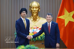 El primer ministro vietnamita, Le Minh Hung (derecha), recibe al embajador singapurense en Hanoi, Rajpal Singh. (Foto: VNA)