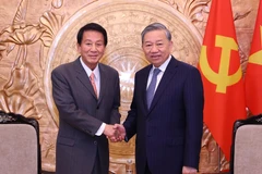 El secretario general del Partido Comunista de Vietnam, To Lam (derecha), recibe a Sugi Ryotaro, exembajador especial Japón-Vietnam (Foto: VNA)