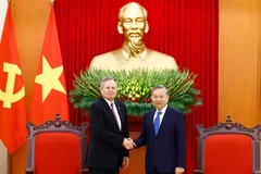 El secretario general del Partido Comunista de Vietnam, To Lam (derecha), recibe al senador estadounidense Steven David Daines (Foto: VNA)