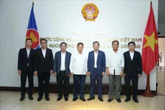 El embajador Nguyen Minh Tam (tercero desde la derecha) y los participantes en la reunión (Foto: VNA)