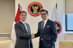 El teniente general Pham The Tung, viceministro de Seguridad Pública de Vietnam (izquierda), y Andhika Chrisnayudhanto, subdirector de la Agencia Nacional Antiterrorista de Indonesia (Foto: VNA)
