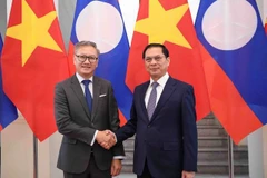 El viceprimer ministro y canciller de Vietnam, Bui Thanh Son (derecha), se reúne con el ministro de Relaciones Exteriores de Laos, Thongsavanh Phomvihane (Foto: VNA)