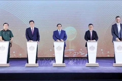 El primer ministro de Vietnam, Pham Minh Chinh (centro), y los delegados inauguran el proyecto Trump International Hung Yen (Foto: VNA)