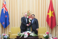 El primer ministro de Nueva Zelanda, Christopher Luxon (izquierda), saluda al presidente del Comité Popular de Ciudad Ho Chi Minh, Nguyen Van Duoc. (Foto: VNA)