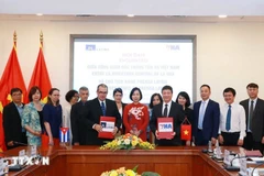 Firma de un acuerdo de cooperación para la impresión y distribución de la edición en español de la Revista Vietnam, en septiembre de 2023. (Foto: VNA)