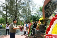 El primer ministro de Vietnam, Pham Minh Chinh, rinde homenaje a los mártires en el cementerio de Hang Keo (Foto: VNA)