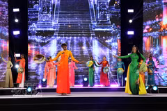 Las concursantes de Miss Mundo lucen los trajes tradicionales vietnamitas. (Foto: VNA)