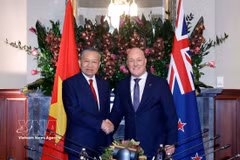 El secretario general del Comité Central del Partido Comunista y presidente de Vietnam, To Lam (izquierda), se reúne con el primer ministro de Nueva Zelanda, Christopher Luxon. (Foto: VNA)