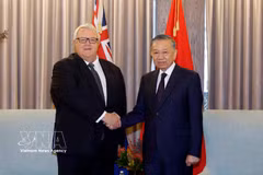 El secretario general del Partido Comunista y presidente de Vietnam, To Lam (derecha), se reúne con el presidente de la Cámara de Representantes (Parlamento) de Nueva Zelanda, Gerry Brownlee. (Foto: VNA)