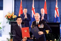 El secretario general del Partido Comunista y presidente de Vietnam, To Lam, y el primer ministro de Nueva Zelanda, Christopher Luxon, presencian el intercambio de documentos de cooperación entre ambos países. (Foto: VNA)