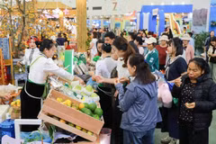Muchas personas visitan al puesto de exhibición de productos típicos de la provincia de Son La (Foto: VNA)
