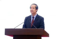 El secretario del Comité partidista en el Ministerio de Educación y Formación y titular de esta cartera, Nguyen Kim Son, responde a las preguntas de la prensa (Foto: VNA)