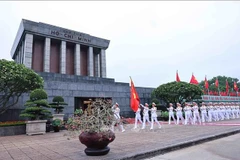El 19 de mayo de 2025, se celebró de manera solemne y especial una ceremonia de izamiento de la bandera en la histórica plaza Ba Dinh, con motivo del 135.º aniversario del nacimiento del Presidente Ho Chi Minh (Foto: VNA)