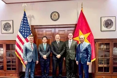 El ministro de Industria y Comercio de Vietnam, Nguyen Hong Dien (segundo desde la izquierda), mantuvo una sesión de negociación con el secretario de Comercio de Estados Unidos, Howard Lutnick, y el embajador Jamieson Greer, representante comercial de Estados Unidos, la tarde del 12 de junio (hora local) en Washington. (Foto: VNA)