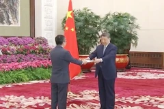El embajador de Vietnam en Beijing, Pham Thanh Binh, presenta sus cartas credenciales al secretario general del Partido Comunista y presidente de China, Xi Jinping (Foto: VNA)