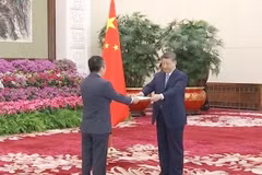 El embajador de Vietnam en Beijing, Pham Thanh Binh, presenta sus cartas credenciales al secretario general del Partido Comunista y presidente de China, Xi Jinping (Foto: VNA)