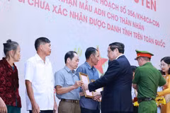 El primer ministro Pham Minh Chinh entrega la notificación de los resultados del examen de ADN a los familiares de los mártires (Foto: VNA)