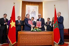 El presidente de la Asamblea Nacional de Vietnam, Tran Thanh Man (izquierda), y el titular de la Cámara de Representantes de Marruecos, Rachid Talbi Alami, firman un acuerdo de cooperación entre los dos Parlamentos (Foto: VNA)