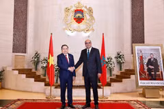 El presidente de la Asamblea Nacional de Vietnam, Tran Thanh Man (izquierda), se reúne con Mohamed Ould Errachid, titular de la Cámara de Consejeros de Marruecos (Foto: VNA)