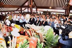 Delegados rinden homenaje al Presidente Ho Chi Minh (Foto: baochinhphu.vn)
