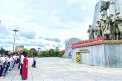 La delegación rinde homenaje al Tío Ho y a los héroes caídos (Foto: VNA)