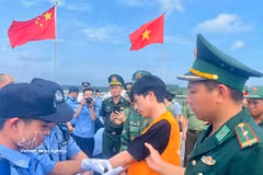 En la entrega de 33 ciudadanos chinos que habían violado la ley vietnamita (Foto: VNA)