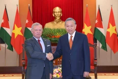 El secretario general del Partido Comunista de Vietnam, To Lam (derecha), recibe al rey jordano, Abdullah II Ibn Al-Hussein (Foto: VNA)